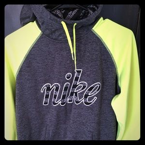 Women’s Nike hoodie sweatshirt therma fit medium